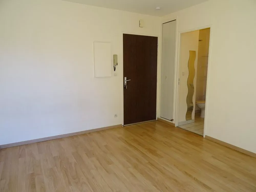 Pièces - Studio avec Balcon et Parking à Orléans