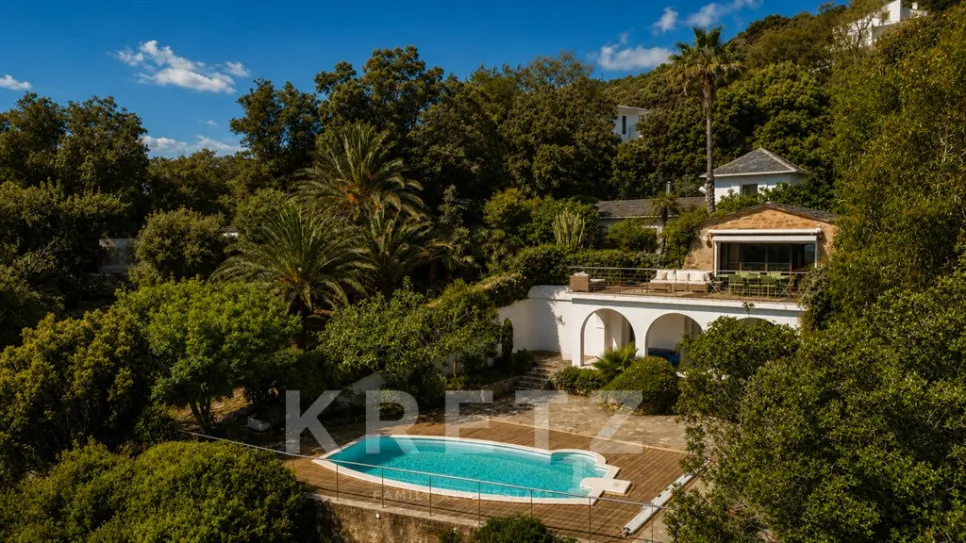 Vue aérienne - Villa Pieds dans l'eau avec Crique Privée à Erbalunga