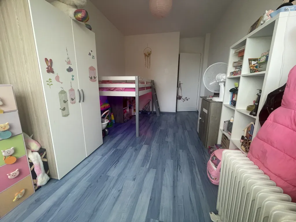 Magamistoad - Bright Three-Bedroom Flat with Balcony in Roanne