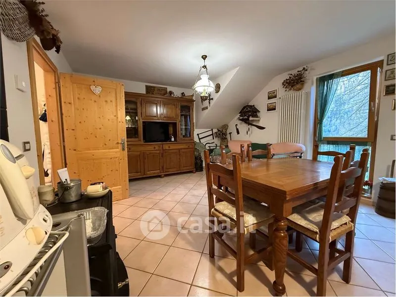 Sala da pranzo - Appartamento con vista montagna a Commezzadura