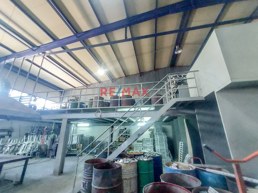 Rooms - Industrial Space with Workshop in Mandra