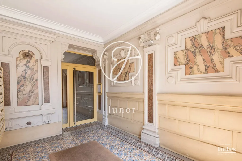 Esik - Apartment with Eiffel View in Paris 18th