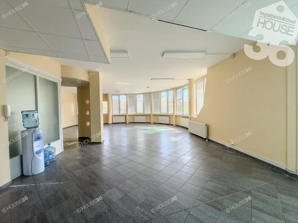 Pièces - Commercial Unit with Large Windows in Kecskemét