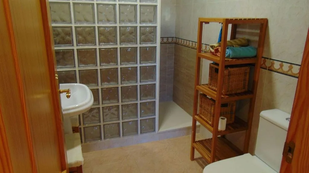 Vannitoad - Bright Corner Flat with Views in Almansa