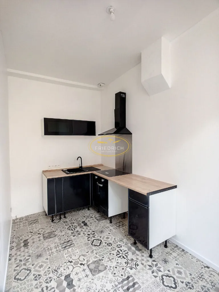 Cuisine - Appartement 3 Pièces avec Vue sur la Ville à Proximité du Quartier Renaissance