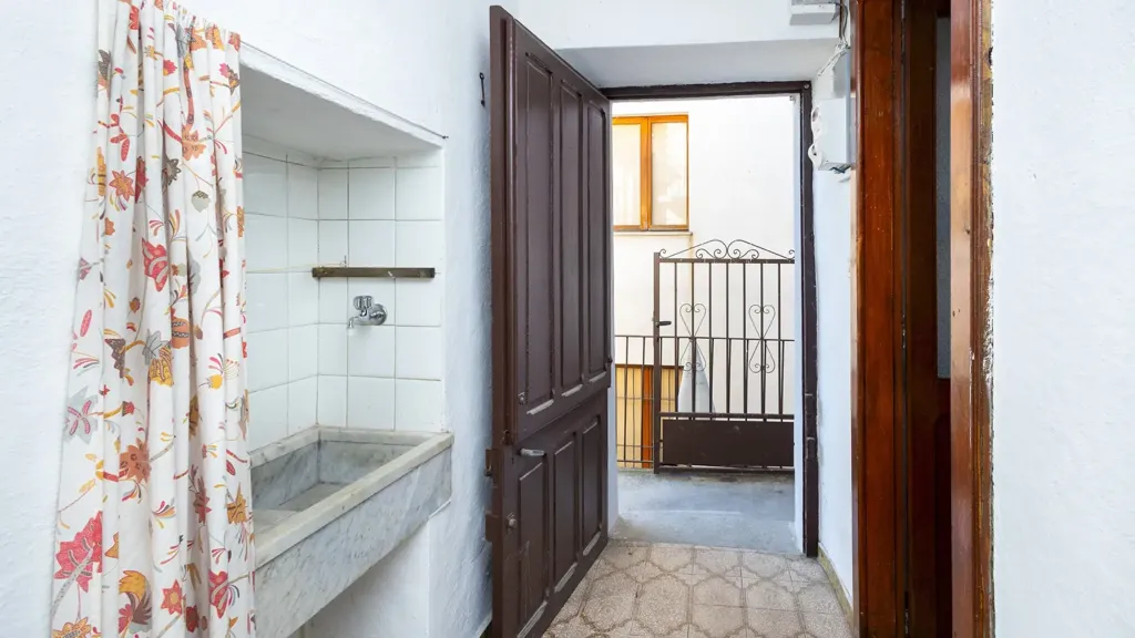 Entrée - Restructured House in Frassino Centre