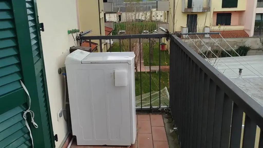 Balcon - Two-Level Apartment with Balcony in Campi Bisenzio