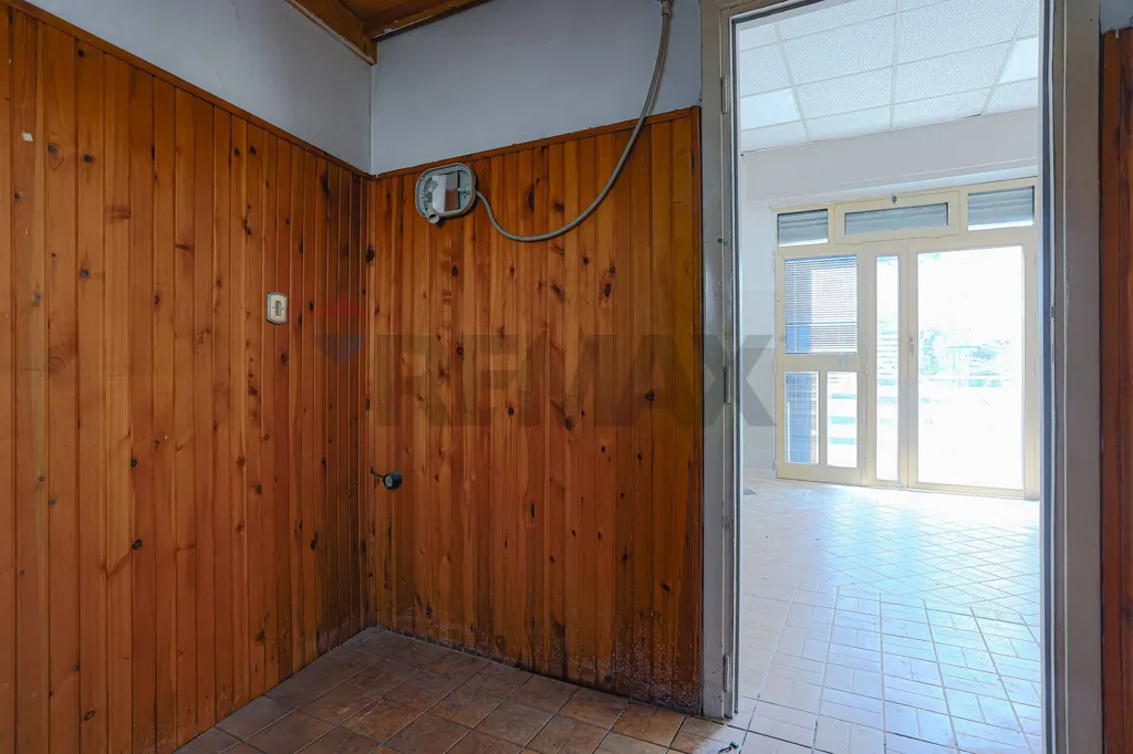 Entrée - Commercial Unit with Street Frontage in Rome