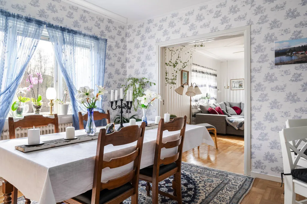 Söögituba - Spacious Cottage with Garden in Ånge