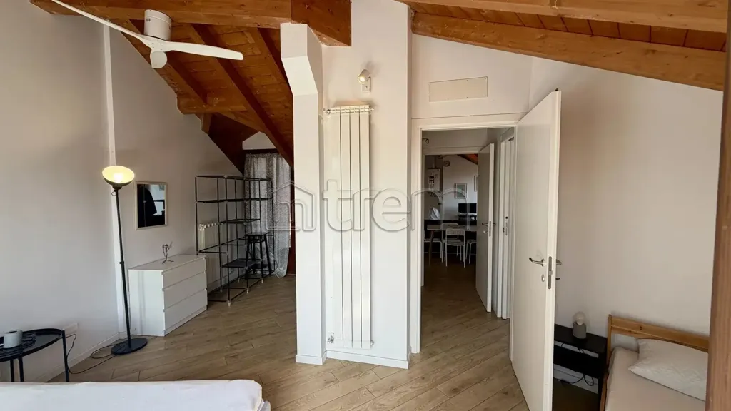Magamistoad - Mansarded Flat with Balcony in Arese