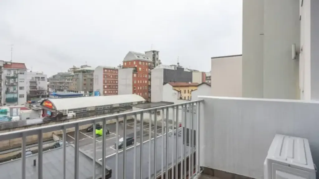 Rõdu - Fully Furnished Flat with Balcony in Milan