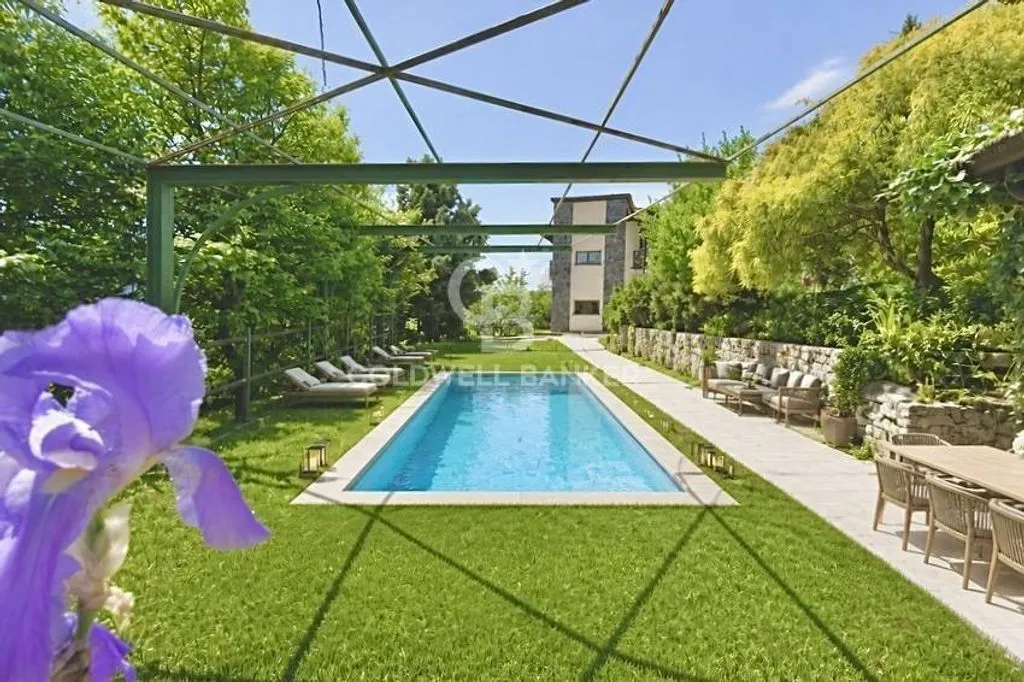Piscine - Panoramic Villa with Private Park in Costa Volpino
