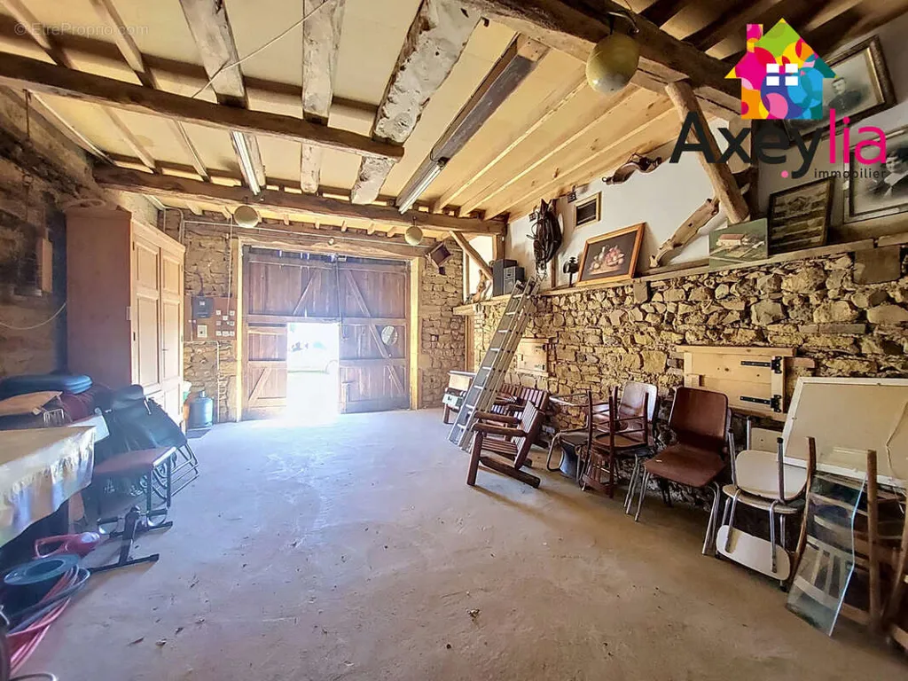 Buanderie - Fermette avec Terrain et Dépendances près de Charlieu