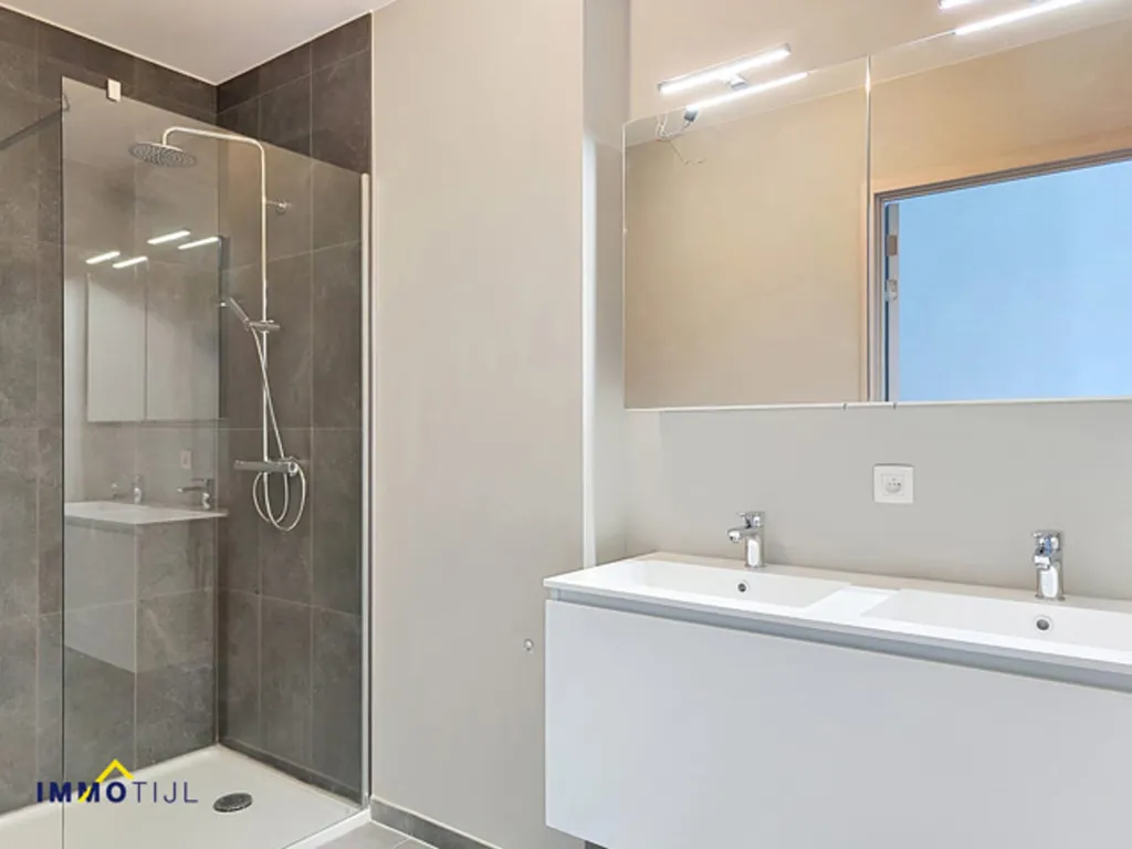 Vannitoad - Corner Apartment with Terrace in Aalst