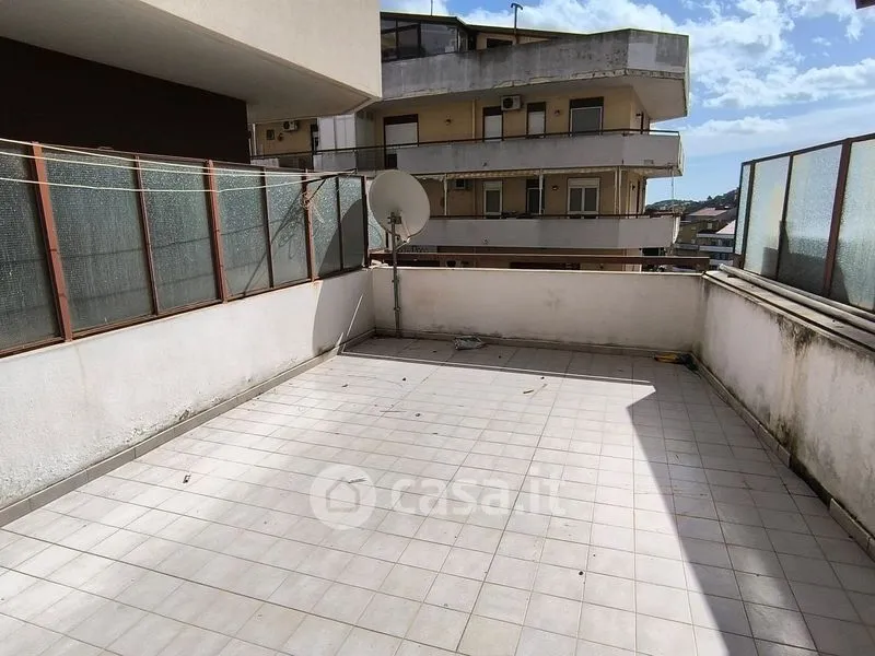 Terrasse - Three-Bedroom Apartment with Balcony in Messina