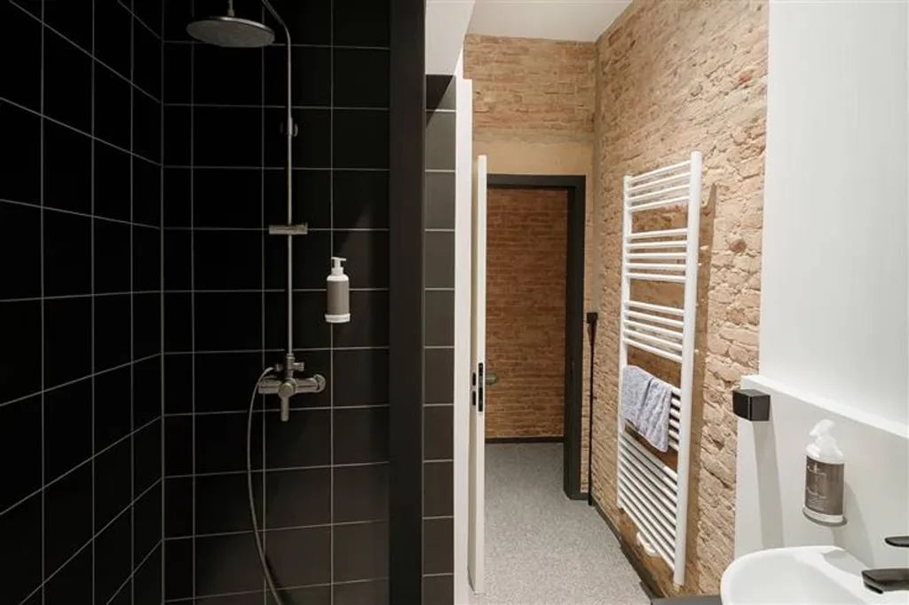 Vannitoad - Modern Apartment with Brickwork in Antwerp