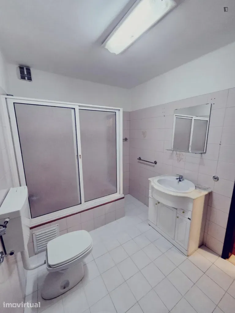 Bathrooms - Single Room in Arroios, Lisbon