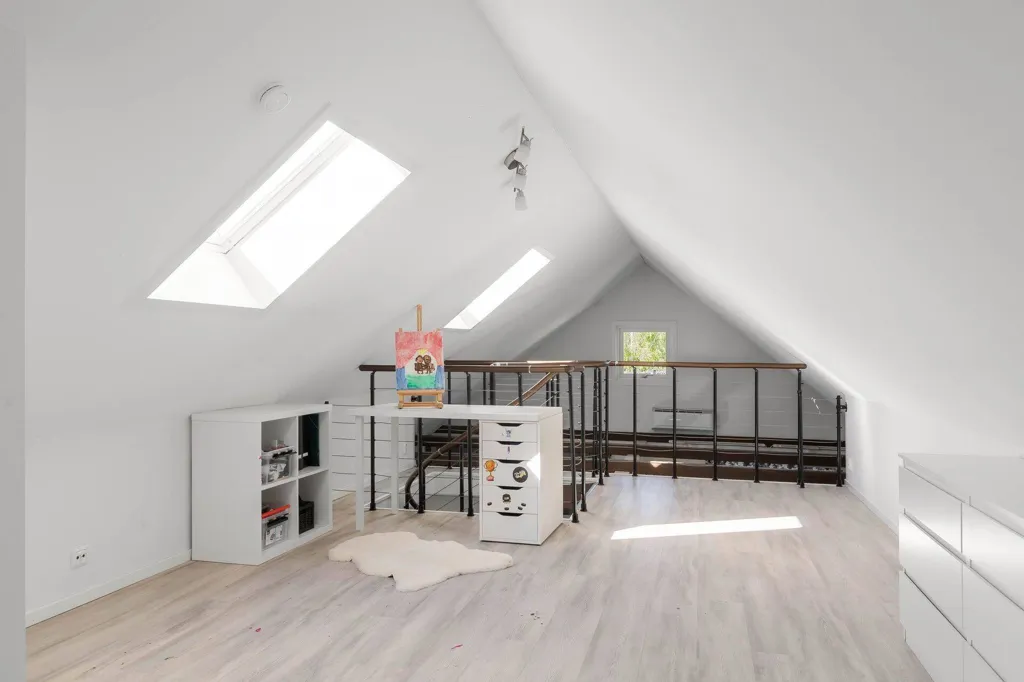Pièces - Spacious Villa with Garden in Tibro
