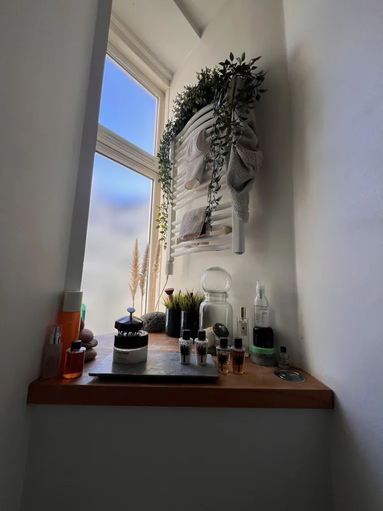 Bureau - Furnished 2-Bedroom Flat with Large Windows in Østerbro