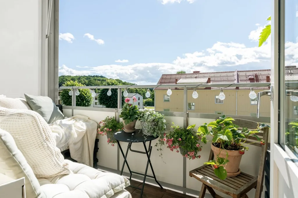 Balcon - Spacious 2-Room Flat with Balcony in Sunny Location