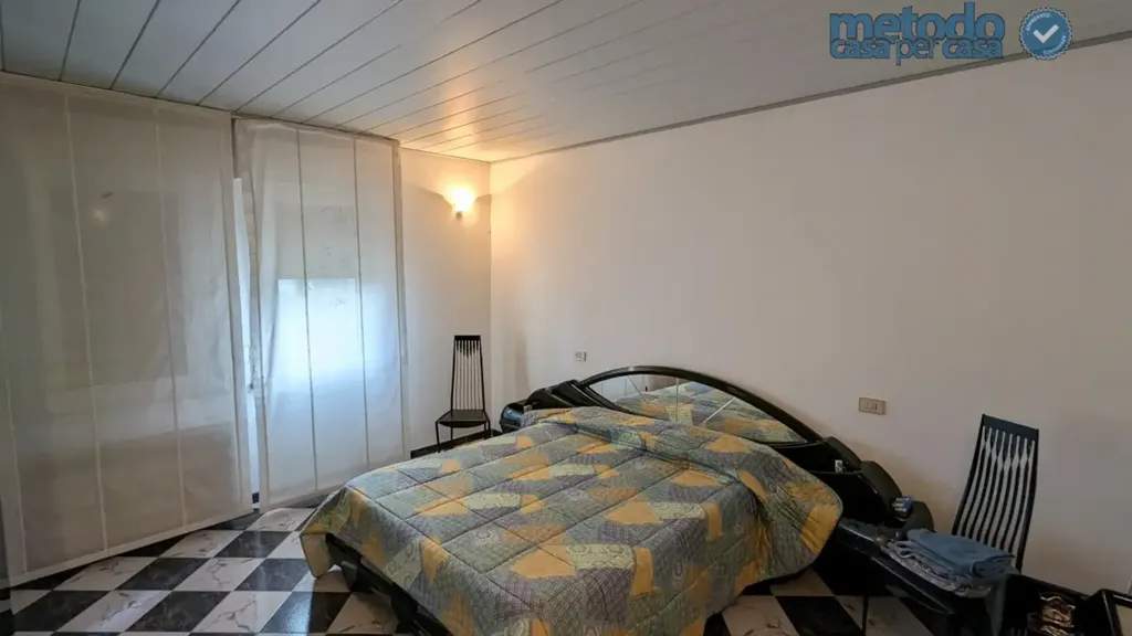 Bedrooms - Villa with Workshop and Apartments in Gavello