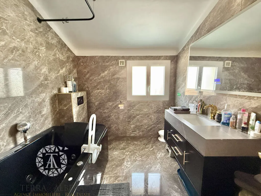 Vannitoad - Villa with Garden near Centre
