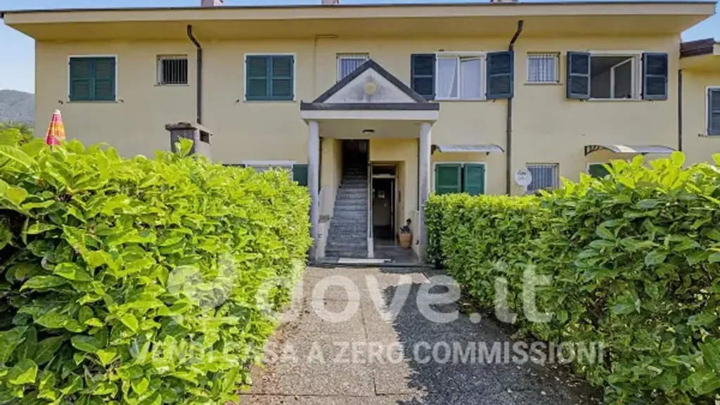 Välivaade - Apartment with Balcony and Pool View in Porto Valtravaglia