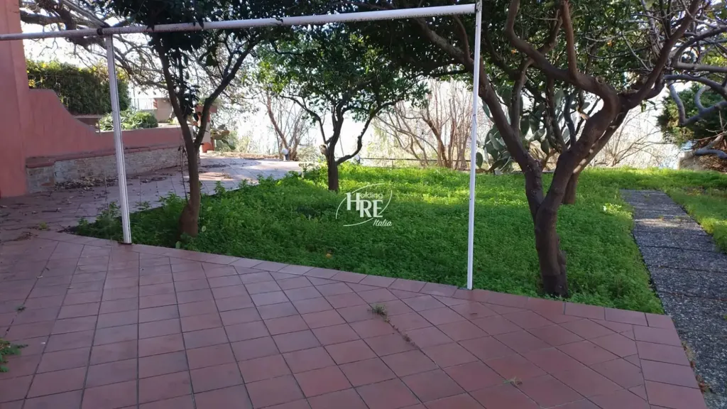 Aed - Two-Storey Villa with Balcony in Fuscaldo