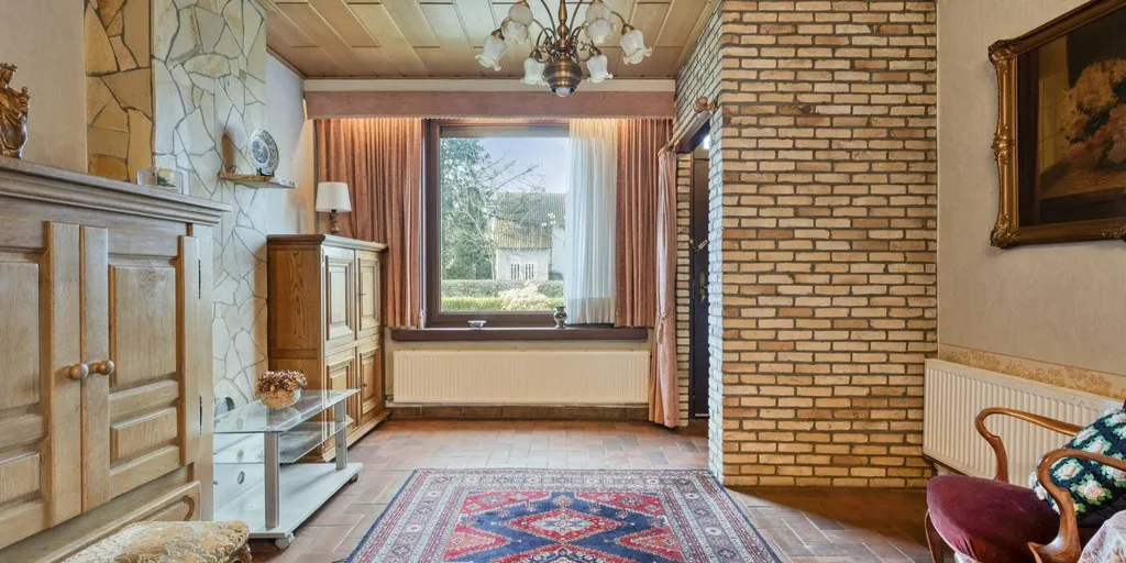 Esik - House with Development Potential in Brasschaat