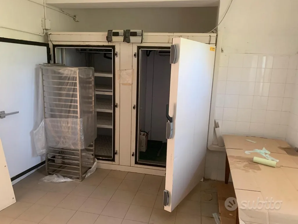 2-room commercial property in IT