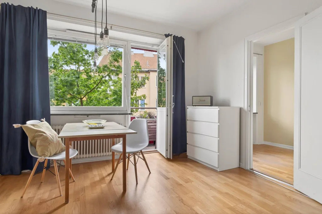 Söögituba - Spacious Two-Bedroom Flat with Balcony in High Location