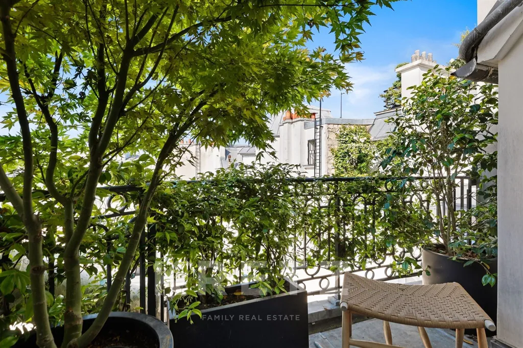 Balcony - Apartment with Rooftop Terrace in Paris 17th