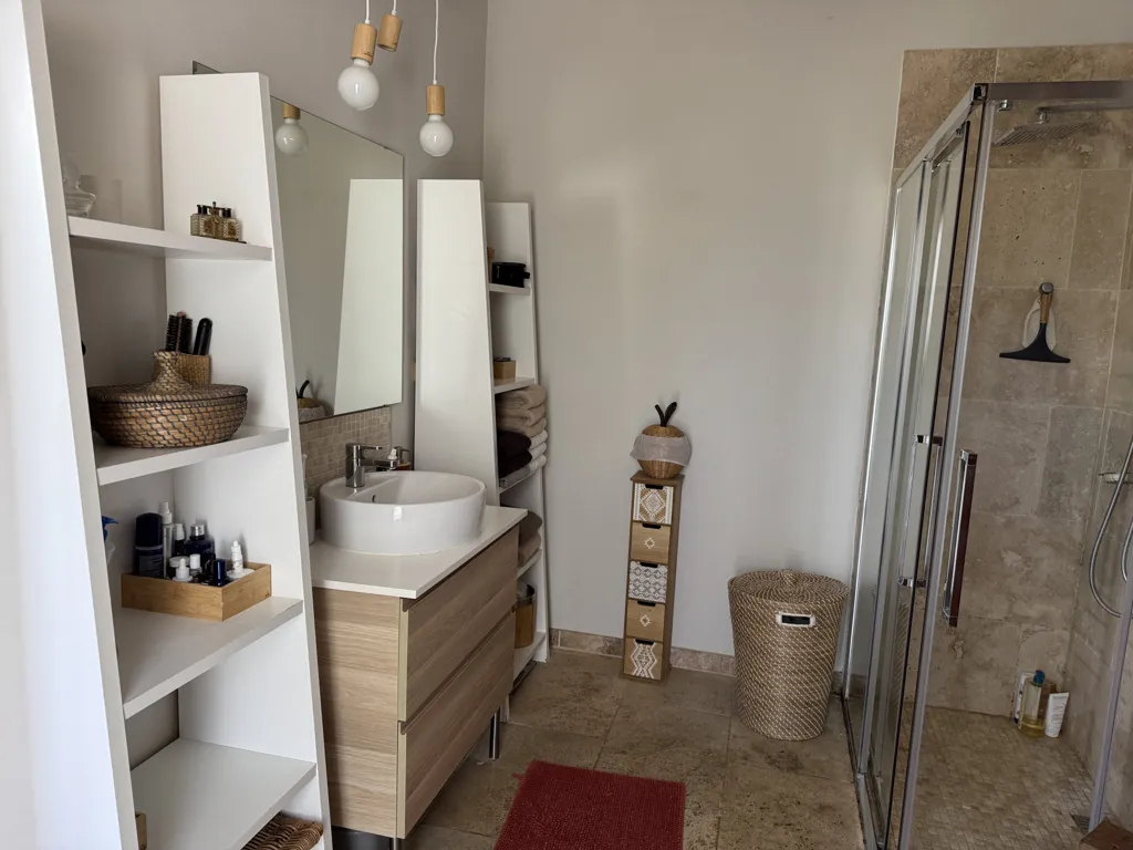 Salles de bain - Maison Rénovée avec Piscine dans un Environnement Calme
