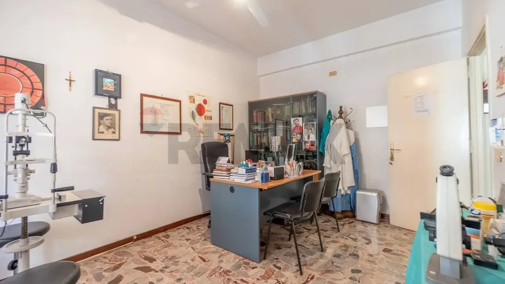 Bureau - Furnished Apartment with Balcony in Rome