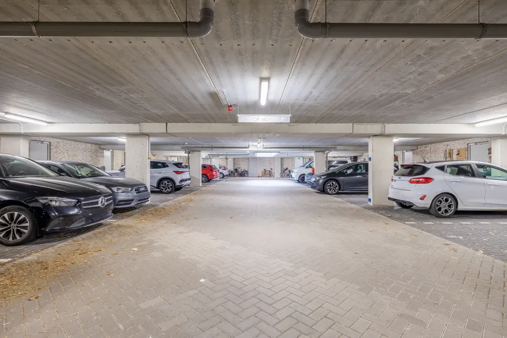 Garage - Modern Flat with Balcony and Rooftop in Delfshaven