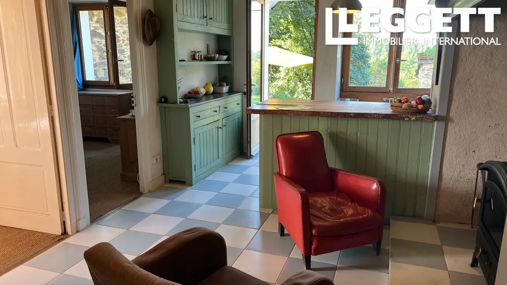 Salle à manger - Ensemble Rural avec Deux Maisons et Jardin de 1,75 Acre