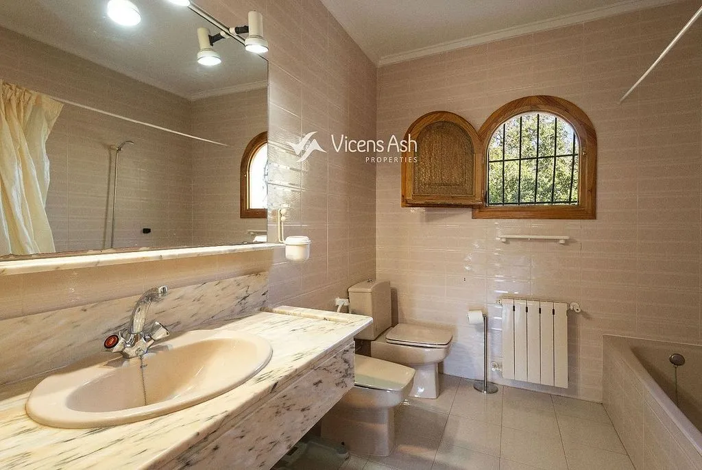 Bathrooms - Villa with Pool and Terrace in Jávea