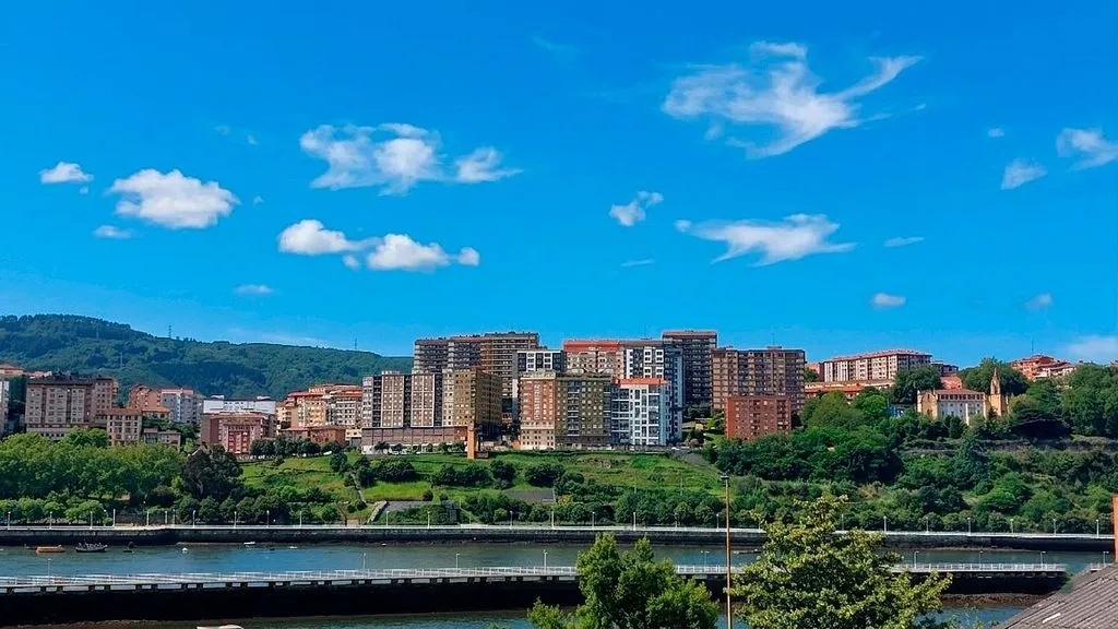 Terraced Flat with River View in Lamiako
