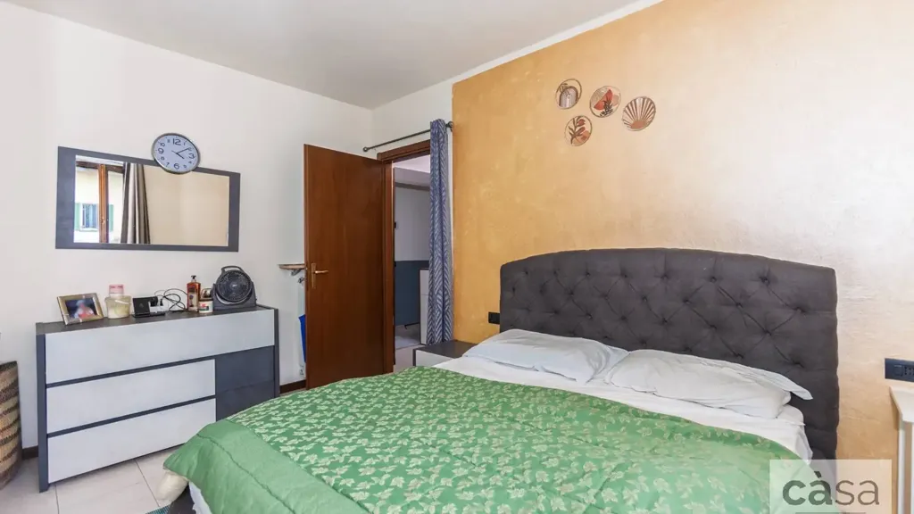 Chambres - Semi-detached Apartment with Balcony in Malnate