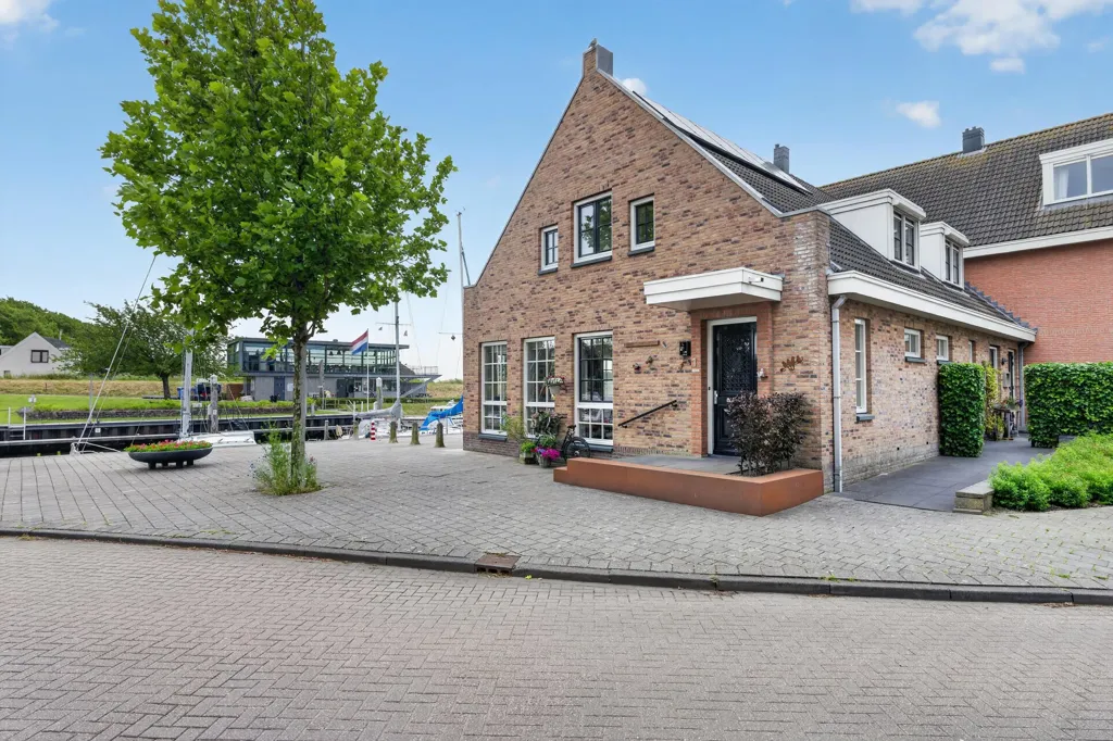 Exterior - Half-Freestanding House with Harbour View in Oude-Tonge