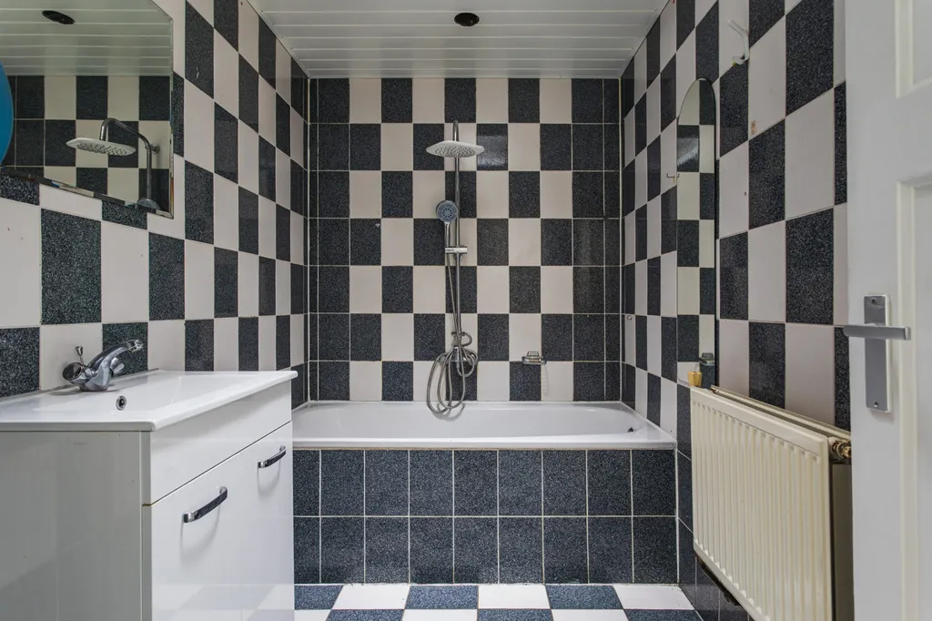 Salles de bain - Spacious Apartment with Balcony in Bomenbuurt