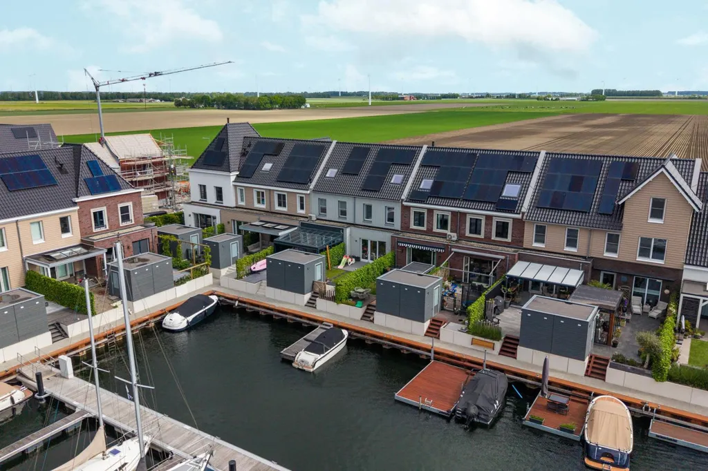 Õhuvaade - Modern Terraced House with Waterfront in Zeewolde
