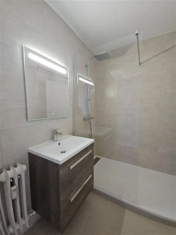 Vannitoad - Traversing Apartment with Balcony in Grenoble