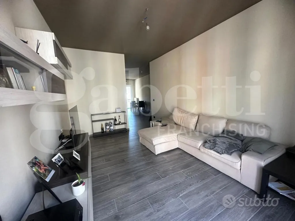 Elutuba - Rear-Facing Triplex in Turin