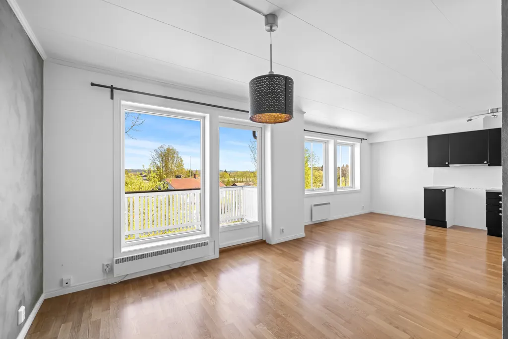 Elutuba - Well-Maintained 3-Bed Flat with Garage in Family-Friendly Area