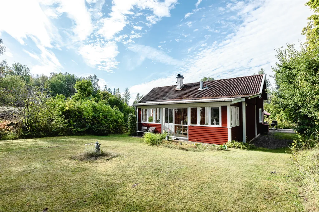 Aed - Charming Cottage with Private Pier near Katrineholm