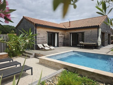Piscina - Eco-Friendly Timber House with Pool in Quiet Area