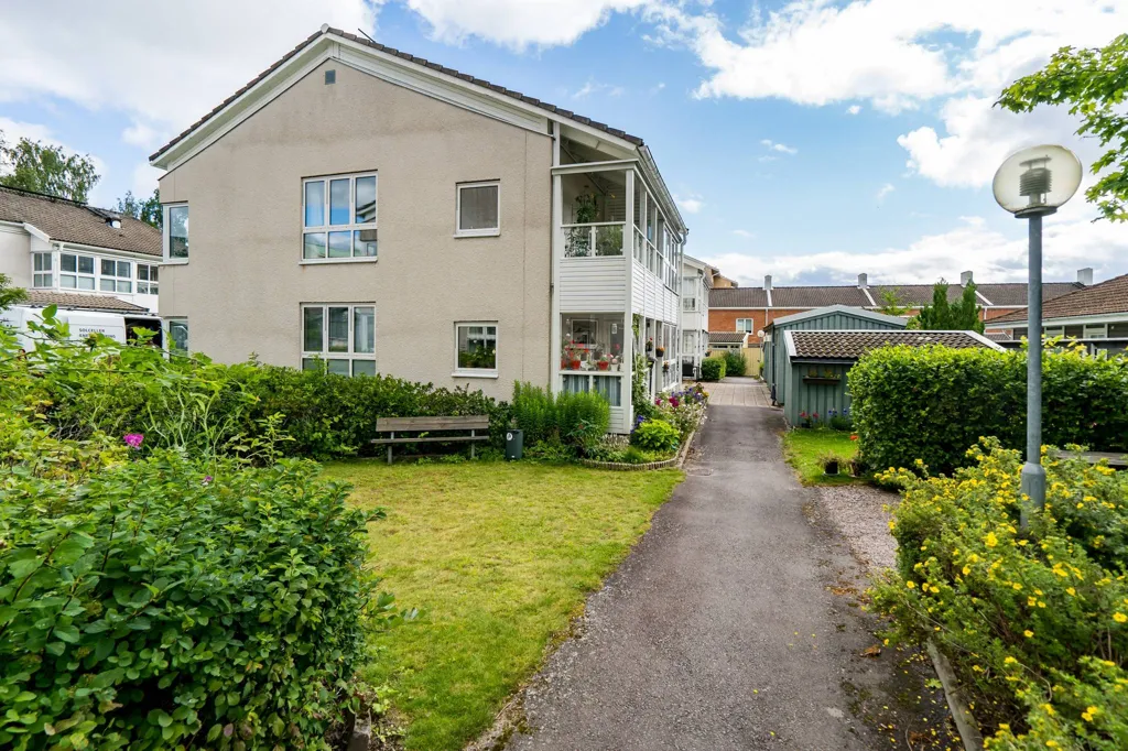 Jardin - Apartment with South-Facing Balcony in Örebro