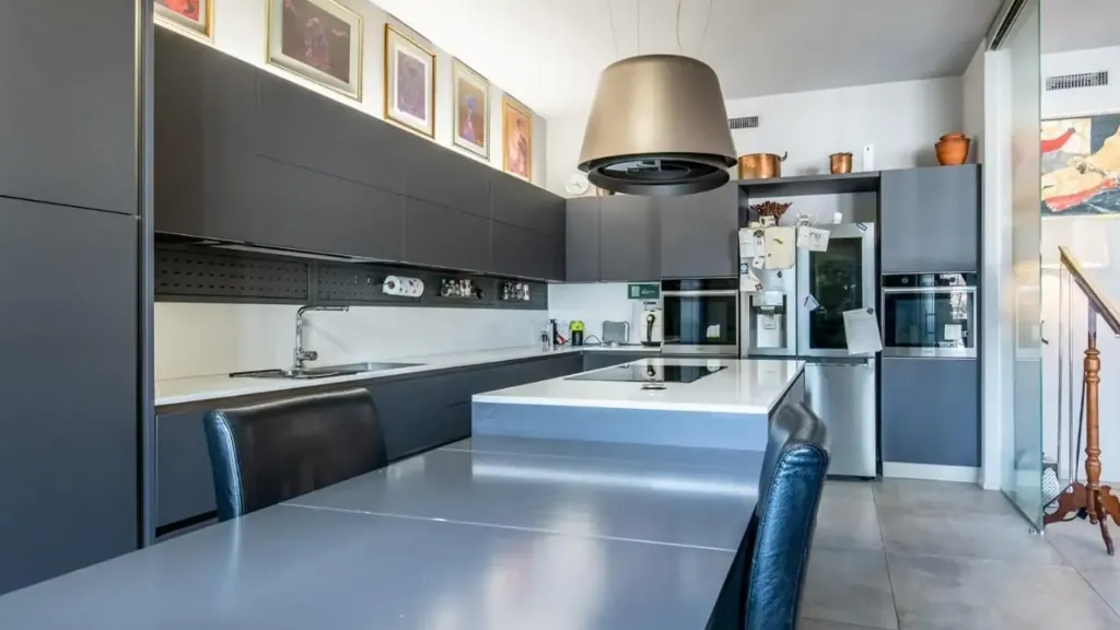 Cucina - Luxury Apartment with Balcony in Pisa