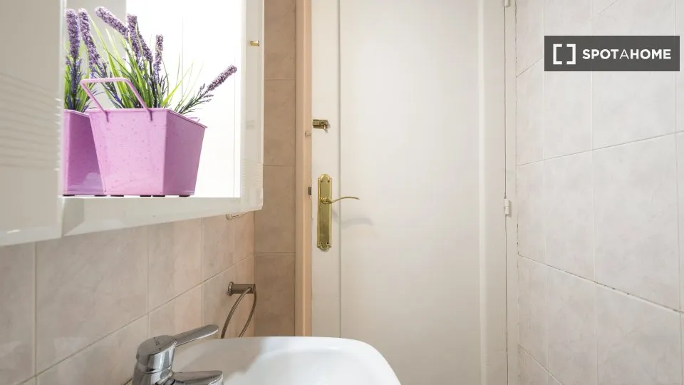 Salles de bain - Shared Flat with Modern Design in Salamanca, Madrid